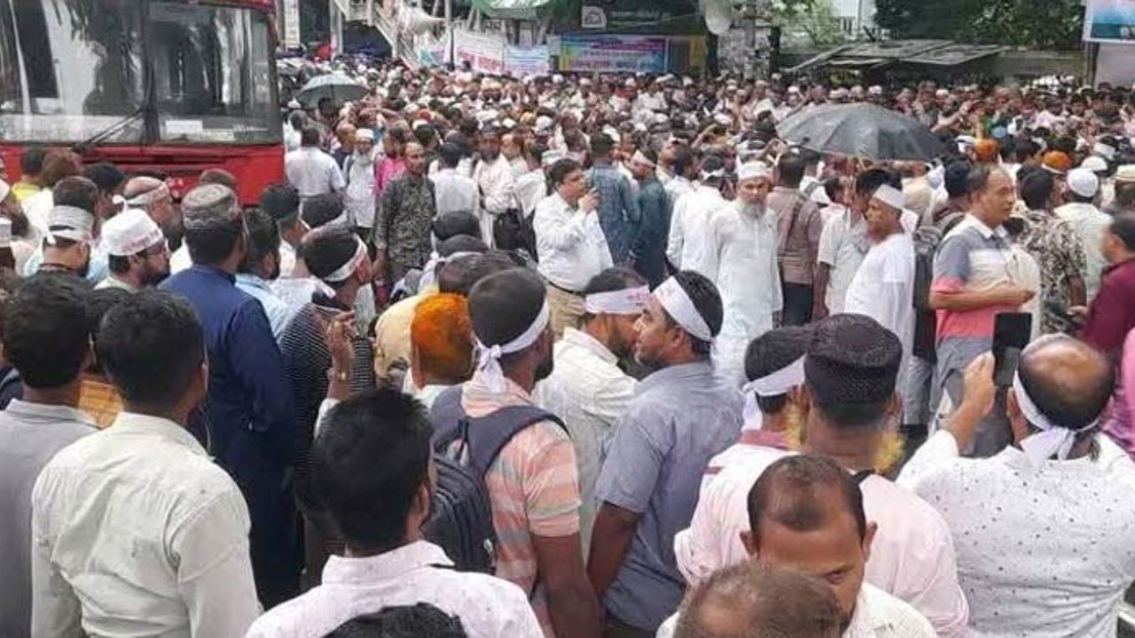 প্রেস ক্লাবের সামনে হাজারো শিক্ষক, যান চলাচল বন্ধ